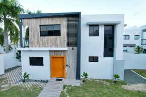 4 bed Villa W Pool 5min to Beach
